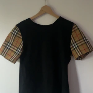 Burberry Tshirt  - Säljer nu min Burberry tshirt då jag inte använder den så mycket längre, Jag har använt den ett fåtal gånger och har nu valt att sälja den. Den är perfekt till en varm sommardag eller till vardags. Pris kan diskuteras vid snabb affär