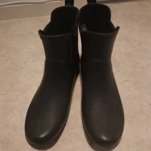 Marine Classics gummistövlar Strl 37 - Säljer ett par svarta gummistövlar från Marine Classics. Använt flitigt men har varit väl omhändertagen. (ingen skokartong)   OBS! Om du har långa toa och breda fötter rekommenderar jag inte den här modellen.