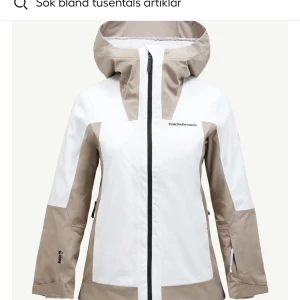 Peak Performance skidjacka beige/vit - Peak Performance Rider Tech Insulated Jacket. Knappt använt, inga defekter. Storlek s, säljes då jag har så många jackor, buda om priset ej passar!❤️