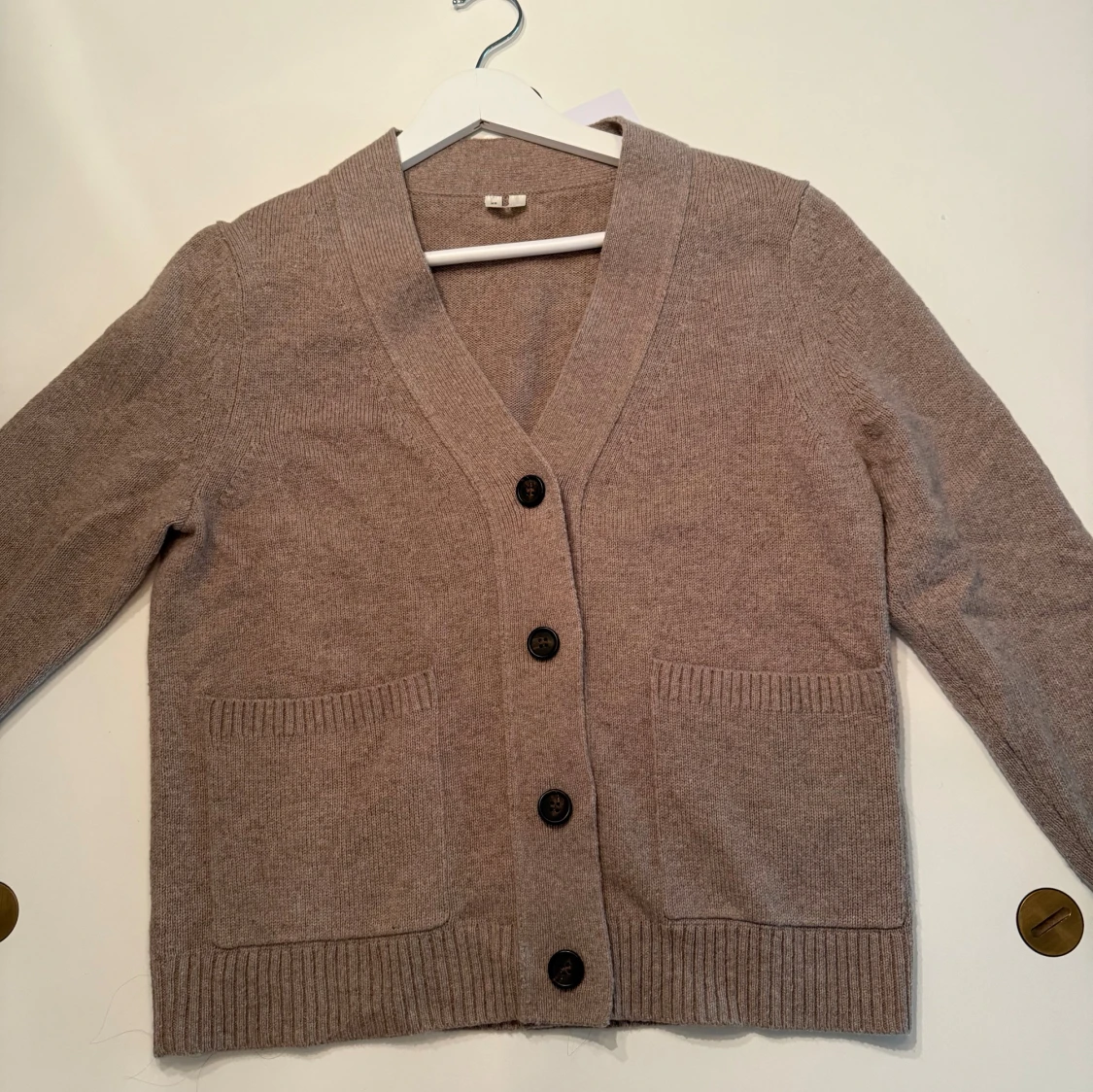 Beige/brun stickad kofta med knappar och fickor
