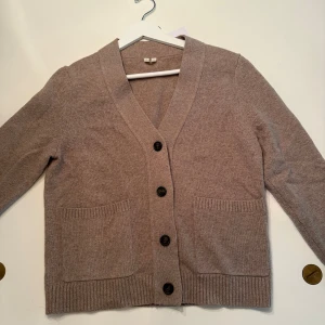 Beige/brun stickad kofta med knappar och fickor - Beige/brun stickad kofta med fickor🤗