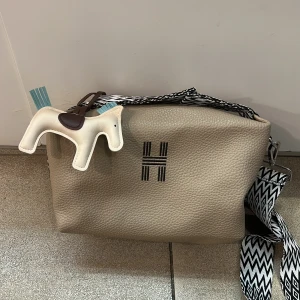 Beige axelväska med pärlor och strass - Snygga väskan 