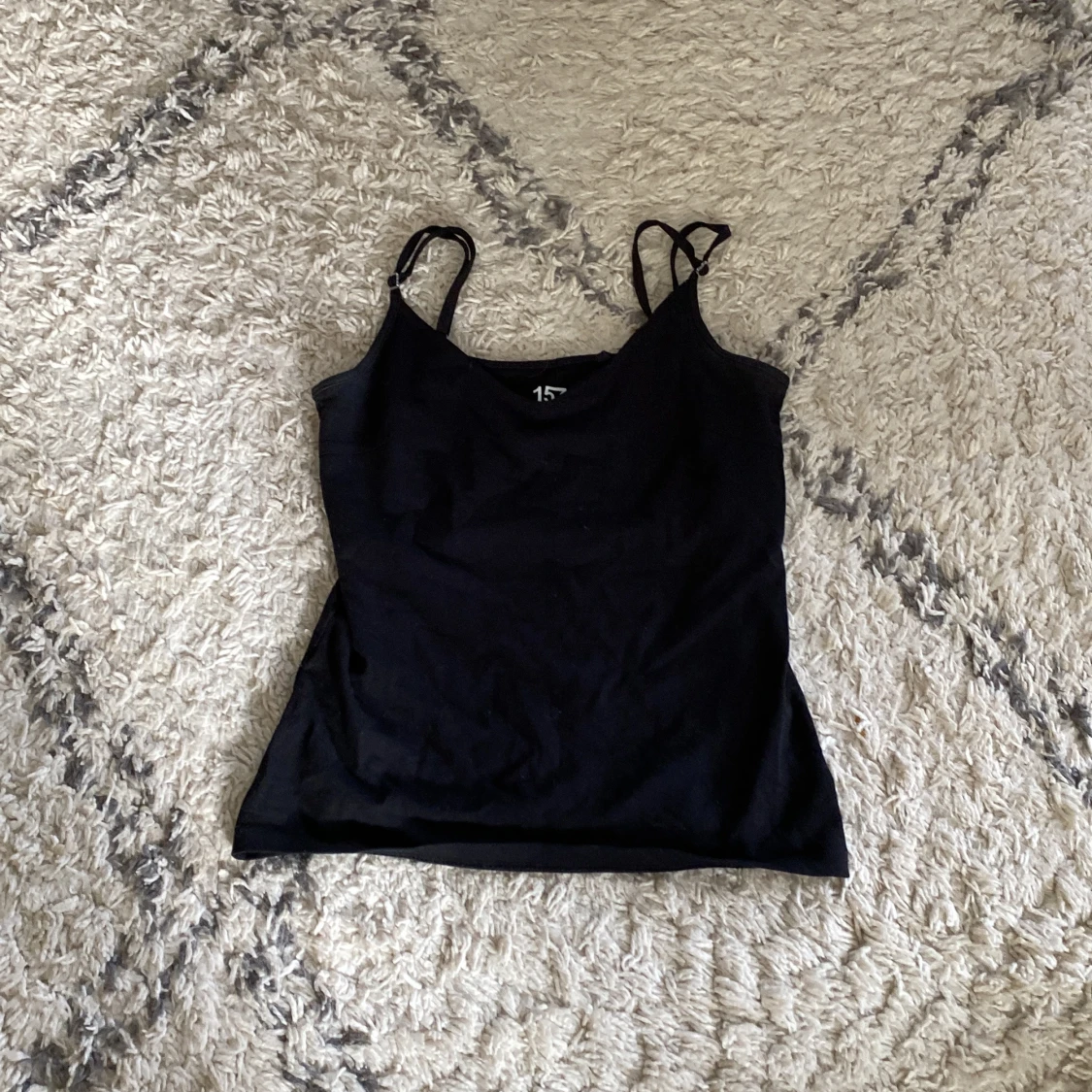 Svart linnetopp med smala axelband