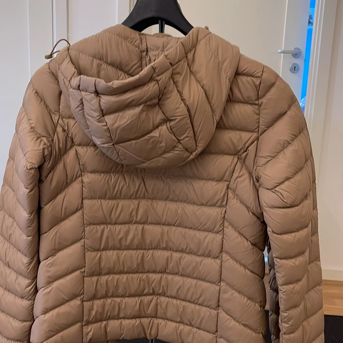 Beige dunjacka med huva XS - 3