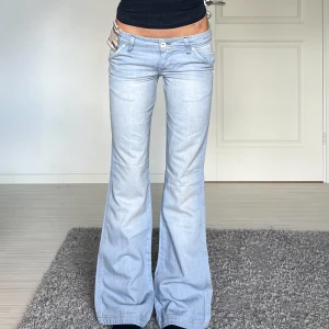 Wrangler jeans - Midjemått: 38cm rakt över, innerbenslängd: 81cm 💗