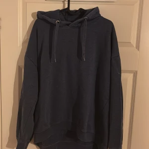 Mörkblå hoodie - mörkblå hoodie med huva och snörning.