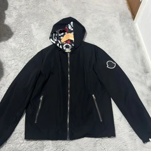  vändbar vindjacka svart/vit - Har inte tagit på den nån gång 