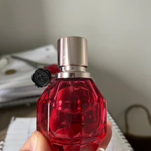 Röd Viktor&Rolf parfymflaska - Snygg parfym från Viktor&Rolf i en röd, multifasetterad flaska. Perfekt för dig som vill sticka ut med din doftaccessoar. Volym och ingredienser syns ej på bilderna.