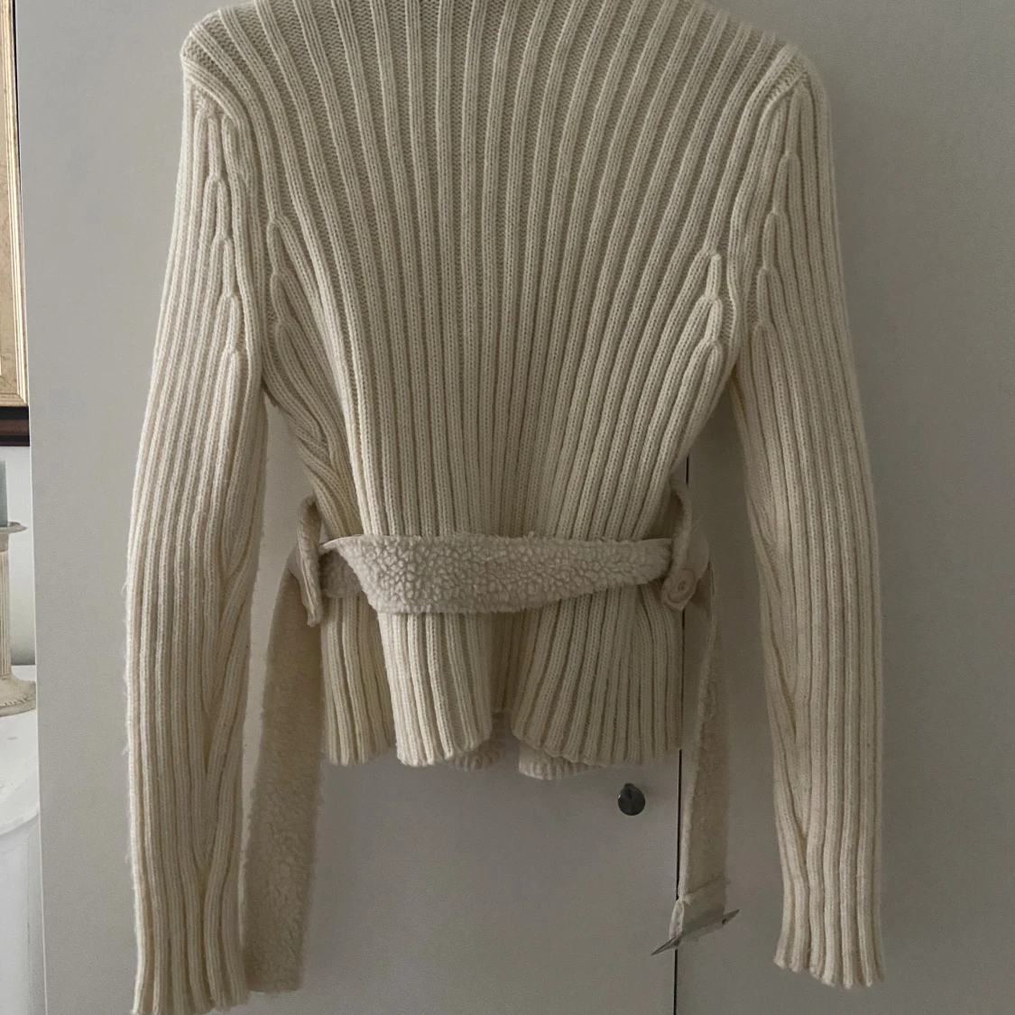 Beige teddyjacka med bälte och stickade ärmar - 2