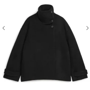 Arket jacka - Så snygg jacka från arket!!! Perfekt till höst och vinter season🌟🌟 Köpt för 2200💝