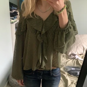 Blus - Säljer denna jättefina blus från Zara då den tyvärr inte kommer till användning. Den är knappt använd! Pris är diskuterbart