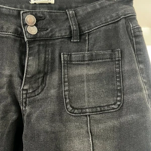 Lågmidjade madlady jeans - Lågmidjade jeans ifrån madlady. Sparsamt använda! Stl 36 längd short. Nypris 799, kom med bud