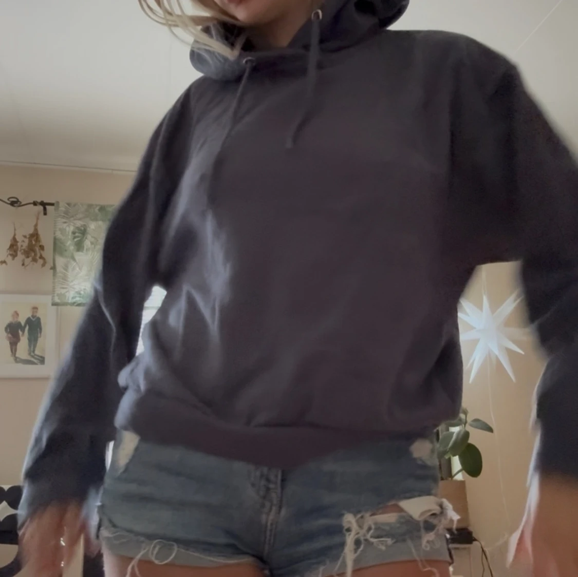 Mörkblå hoodie med huva och snörning - 1