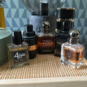 Fem trendiga herrparfymer 1500 för alla - Upptäck en samling av fem populära herrparfymer från kända märken som Niche4All, Viktor&Rolf,  Latafa och Givenchy. Perfekt för dig som vill testa olika stilar och hitta din nya favoritdoft. Volym och ingredienser syns ej på bilden. Man får med alla parfymer vid köp