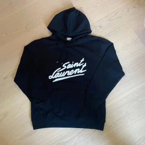 Svart Saint Laurent hoodie med logga - Passar om du är 168-182 cm lång. Riktigt snygg och utan defekter!