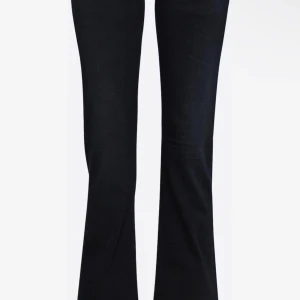 Svarta bootcut jeans - Snygga svarta jeans med bootcut-modell som ger en schysst siluett. Byxorna har klassisk femficksdesign och är tillverkade i ett stretchigt jeansmaterial som sitter bekvämt hela dagen. Perfekta att matcha med sneakers eller boots.