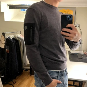 Snoot tröja - Tja, säljer en riktigt snygg stickad Snoot tröja gjord av merino ull. Tröjan är i färgen grå och svart. Tröjan är i skicket 9/10, väldigt fin. Tröjan saknar storlekstagg men skulle uppskatta den till storlek S, slim-fit. Tröjan är perfekt nu till hösten🍁 nypris runt 2000  Hör av dig vid funderingar🙌