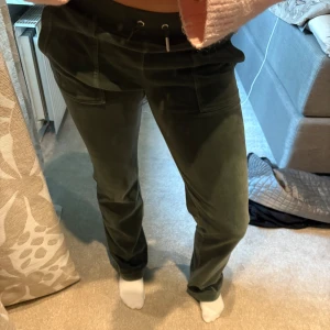 Mörkgröna velourbyxor Juicy Couture XS - Jag säljer nu mina mörkgröna mjukisbyxor från Juicy Couture i velour med raka ben, snörning i midjan och stora fickor fram och bak. Supersköna och supersnygga!!💓💓
