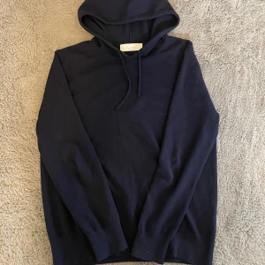 Mörkblå cashmere hoodie från Sayless - Riktigt snygg mörkblå hoodie från Sayless i lyxig cashmere. Tröjan är toppenskick förutom en liten lagning i armhålan som ej syns och en liten på axeln. Hör av dig direkt vid frågor eller extra bilder‼️😁