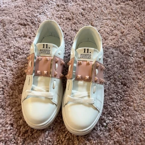 Valentino Garavani Rockstud sneakers - Säljer nu mina Valentinos då dom är för små för mig. Har använts några gånger men har inga defekter och är precis som nya. Jag vet inte om dom är äkta 