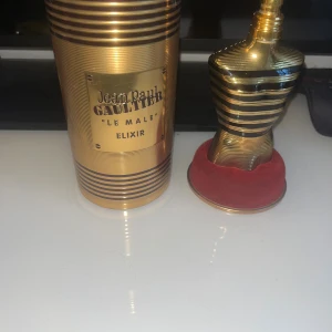Jean Paul Gaultier Le Male Elixir - Jag säljer min Jean Paul Gaultier Le Male Elixir i storlek 125ml med cirka 90ml kvar! Skriv vid frågor!(Har även andra parfymer ifall intresse finns!)