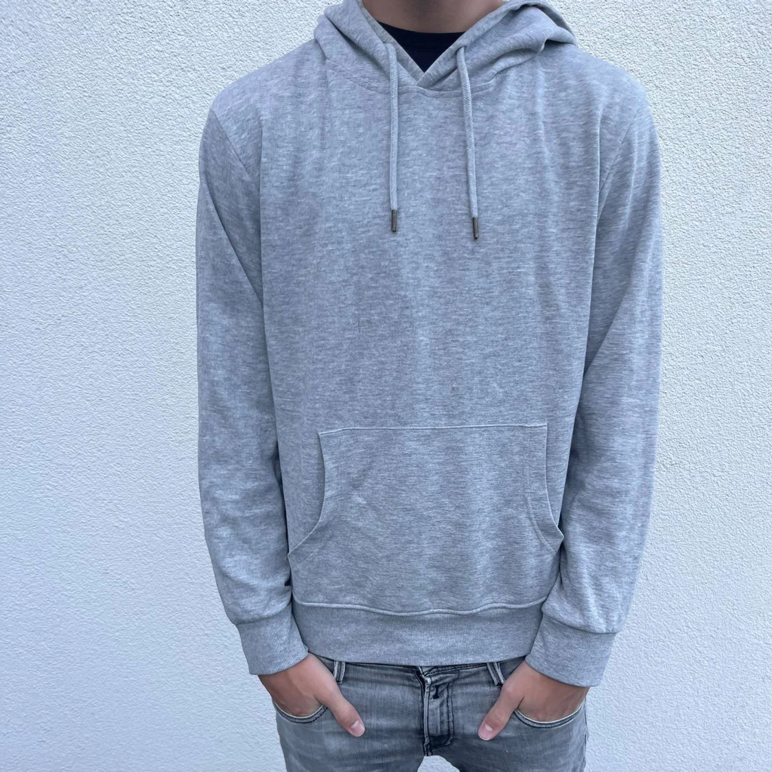 Ljusgrå hoodie med huva och ficka