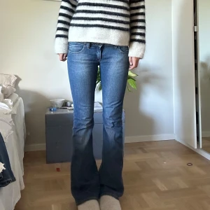 Bootcut low waist jeans - Älskar dessa!!! Men har för mycket jeans därför säljer jag🥹 