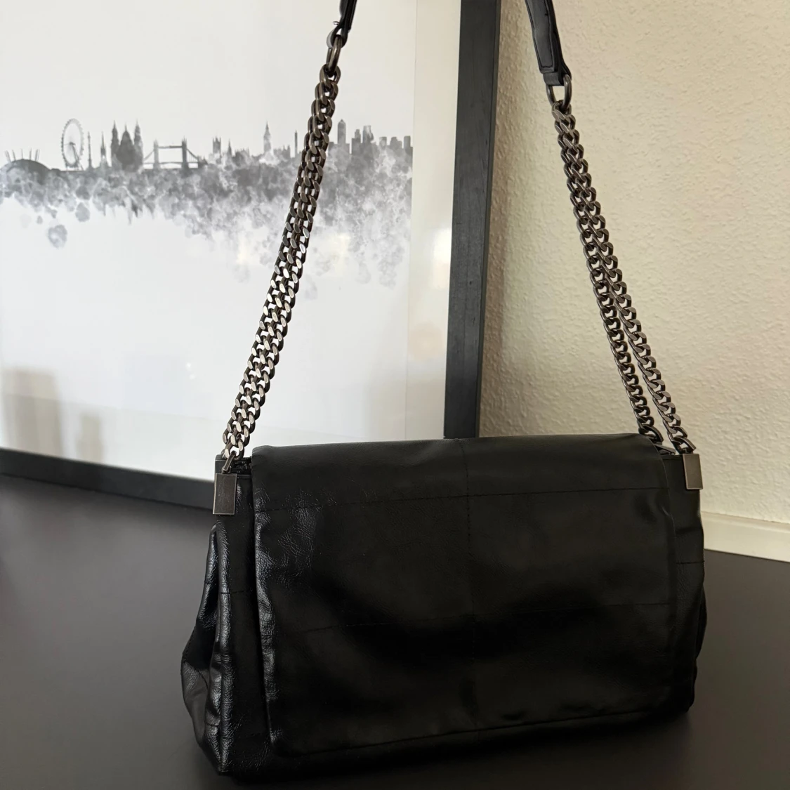 Svart axelväska i skinn med kedjerem från Zara 