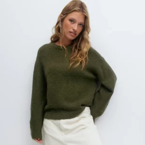 Stickad tröja - Grön stickad tröja från GinaTricot, originalpris 399kr. Endast använd en gång och är som nyskick! Skriv om du vill ha bild på den! 💕