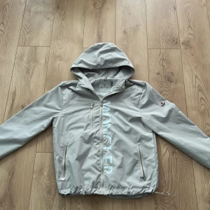 Ljusgrå vindjacka från Moncler - Snygg ljusgrå vindjacka från Moncler med huva. inga defekter, perfekt inför hösten. 