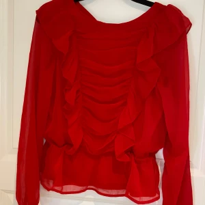 Röd långarmad med fina detaljer❣️ - Parfekt röd blus till jultider eller när man vill känna sig fin!❤️🎄 