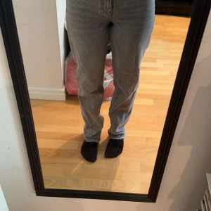 Grå raka jeans från Zara - Säljer ett par gråa jeans från Zara i rak modell med hög midja. Jeansen har klassisk femficksdesign och är tillverkade i bomullsjeans. Perfekta för dig som gillar en enkel och stilren look.