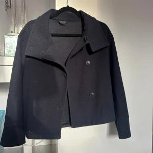 Gina Tricot kappa - Marinblå kappa fråb Gina Tricot i storlek XS. Jackan har endast använts en säsong och är i utmärkt skick.