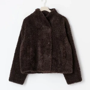 Mörkbrun teddyjacka - Mysig mörkbrun teddyjacka med bred krage och knäppning framtill. Gosig och skön, perfekt till hösten!🤎🍁 Aldrig använd. Nypris: 599.95kr