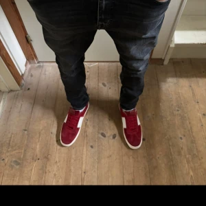 Valentino flycrew  - Sjukt snygga Valentino flycrews som är otroligt eftertraktade. Skorna är i mocka och saknar inga nitar, skorna kostar cirka 7200 nya mitt pris är 4199, men kan såklart diskuteras.Lägg bud!!!