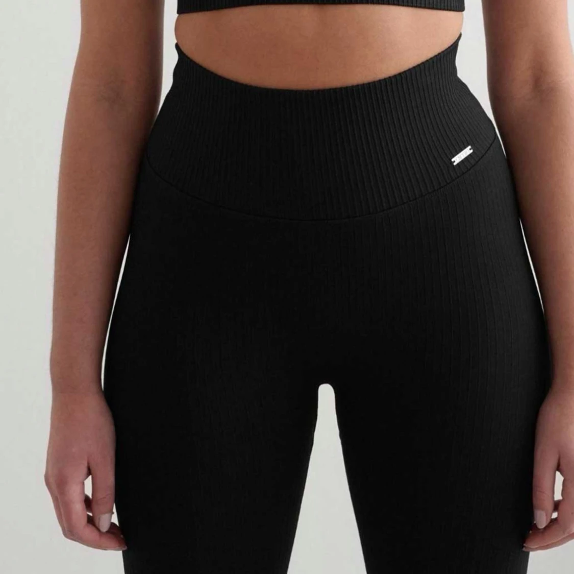 Svarta ribbade leggings med hög midja - 2