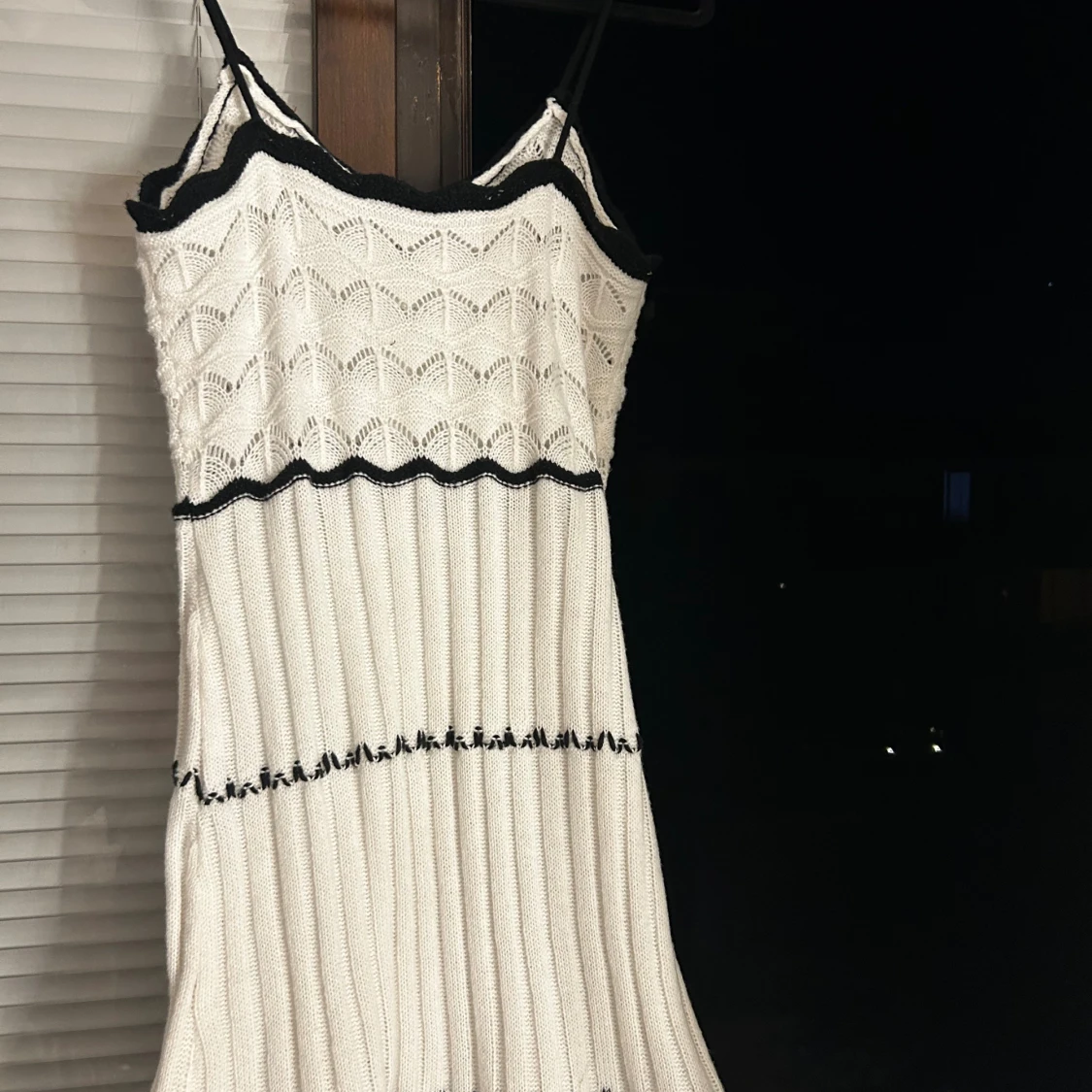 Vit stickad kortklänning med svarta detaljer - 2