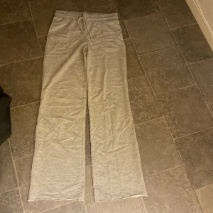 Grå mjukisbyxor med snörning - Gråa mjukisbyxor med raka ben, jag har sprättat upp längst ner så att dom skulle bli längre men det är inget man tänker på