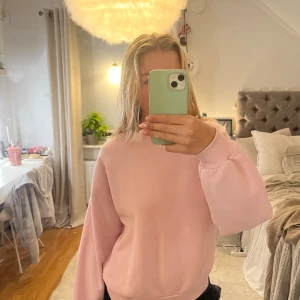 Ljusrosa sweatshirt från Gina Tricot - En basic ljusrosa sweatshirt från Gina Tricot, basically basics-kollektionen. Tröjan har rund hals, ribbade muddar och är långärmad
