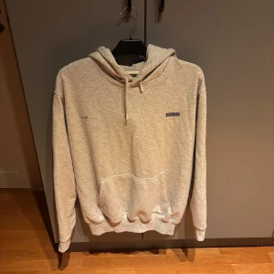 Woodbird hoodie - Tja! Säljer min woobird hoodie efter drygt ett halvår. Tröjan är i medium och passar runt 180-195. Super bra skick utan några defekter. Hör av dig om du undrar något!