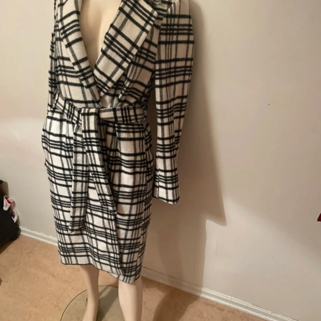 Rutig kappa med bälte i svartvitt - 1