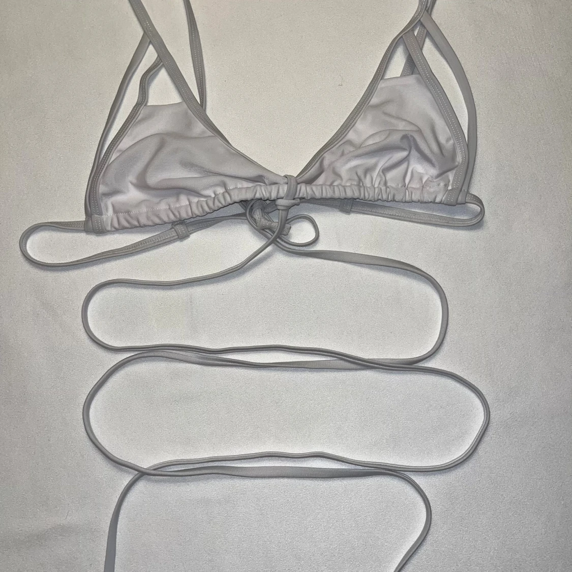 Vit bikini med långa knytband - 1