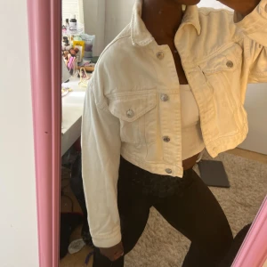 Vit croppad jeansjacka  - Strl xs 
