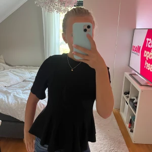 Svart tröja med plissering från NA-KD - Säljer en svart tröja från NA-KD med korta ärmar. Tröjan är ganska tjock så den passar bra nu i höst när man inte vill bli för varm men inte frysa heller. Den är använd med ser ut som ny. Köpte den för 399kr och kommer sälja för 250kr pga att den är bra kvalitet. Priset kan diskuteras 
