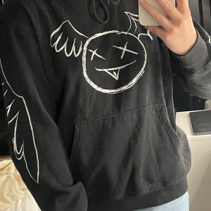 Dream hoodie - Dream hoodie storlek S, använd! Köpt för ca 500 och säljer den för 300. Säljer den för att jag inte använder den längre!  