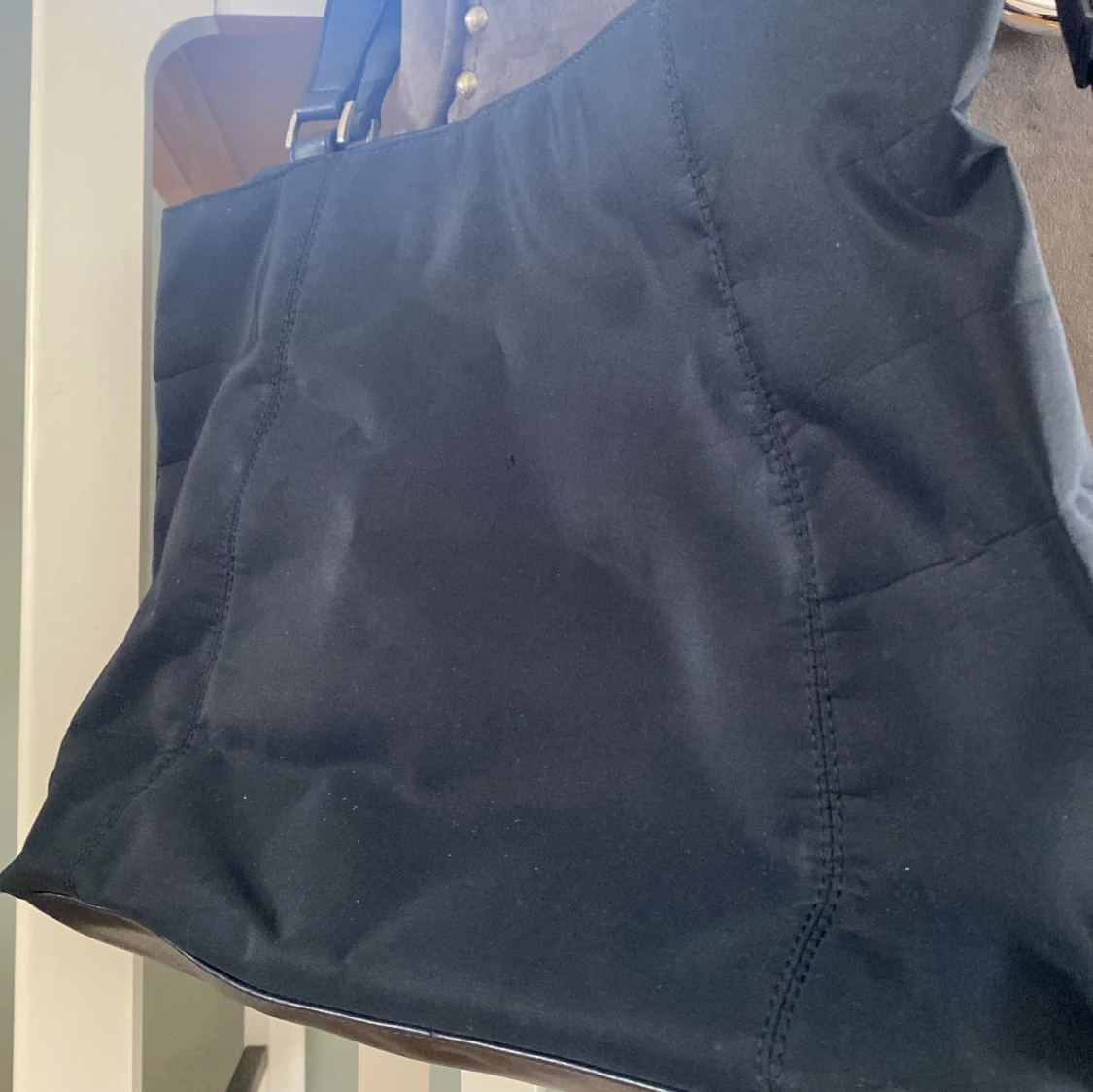 Svart axelväska med metallring - 1