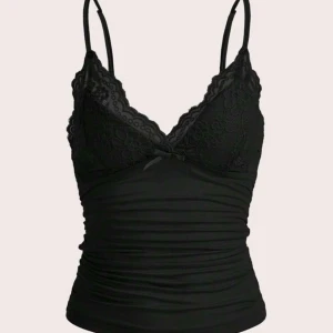 Svart lace linne med rosett - Hej, nu säljer jag ett jätte sött svart linne med rosett på i storlek M. Passar även S! 