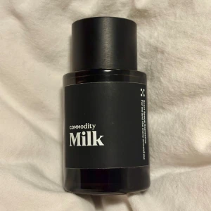 Commodity Milk Expressive 30 ml  - Commodity Milk i Expressive-utförande, 30ml. Enbart testsprayad. Kommer i originalförpackningen. Givetvis förvarad mörkt och svalt. 