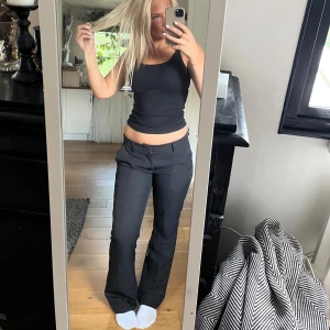 Lågmidjade kostymbyxor - Säljer mina fina lågmidjade bootcut kostymbyxor från bik bok, det är använda en del men i fint skick!💝