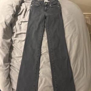 Grå jeansbyxor från lager 157, XXS - Lager 157 jeans 90s boot i färgen grey. De är i storlek XXS full. Inget fel med dom. Passar mig bra i längden där jag är ca 167. Knappt använda.